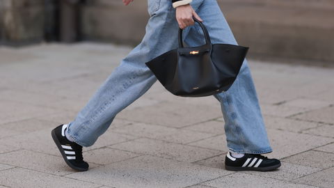 Edle Kombination: Darum sind Sneaker und Wide Leg Hosen das perfekte Outfit im Sommer 2023