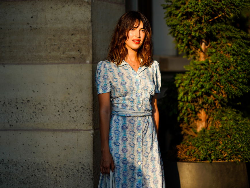 Jeanne Damas in einem floralen Kleid