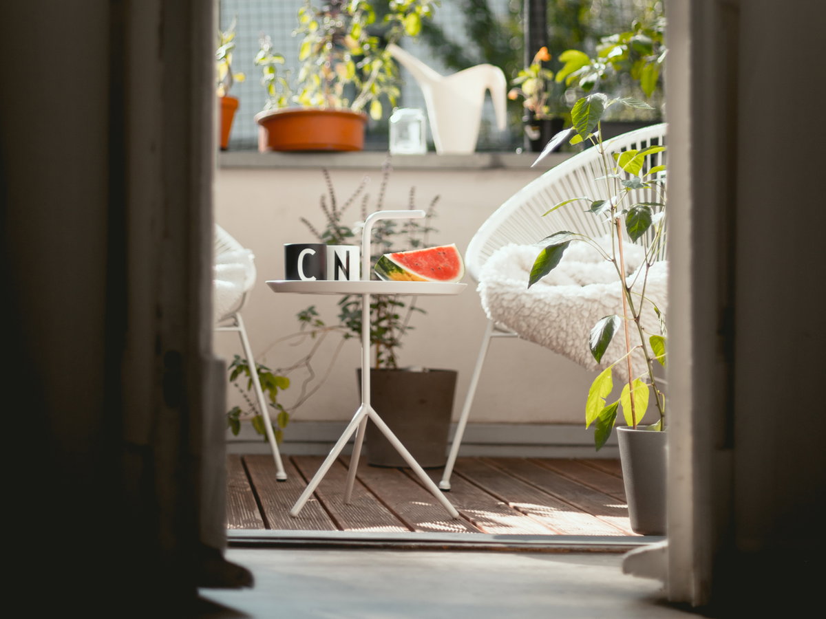 kleiner Balkon mit zwei Stühlen