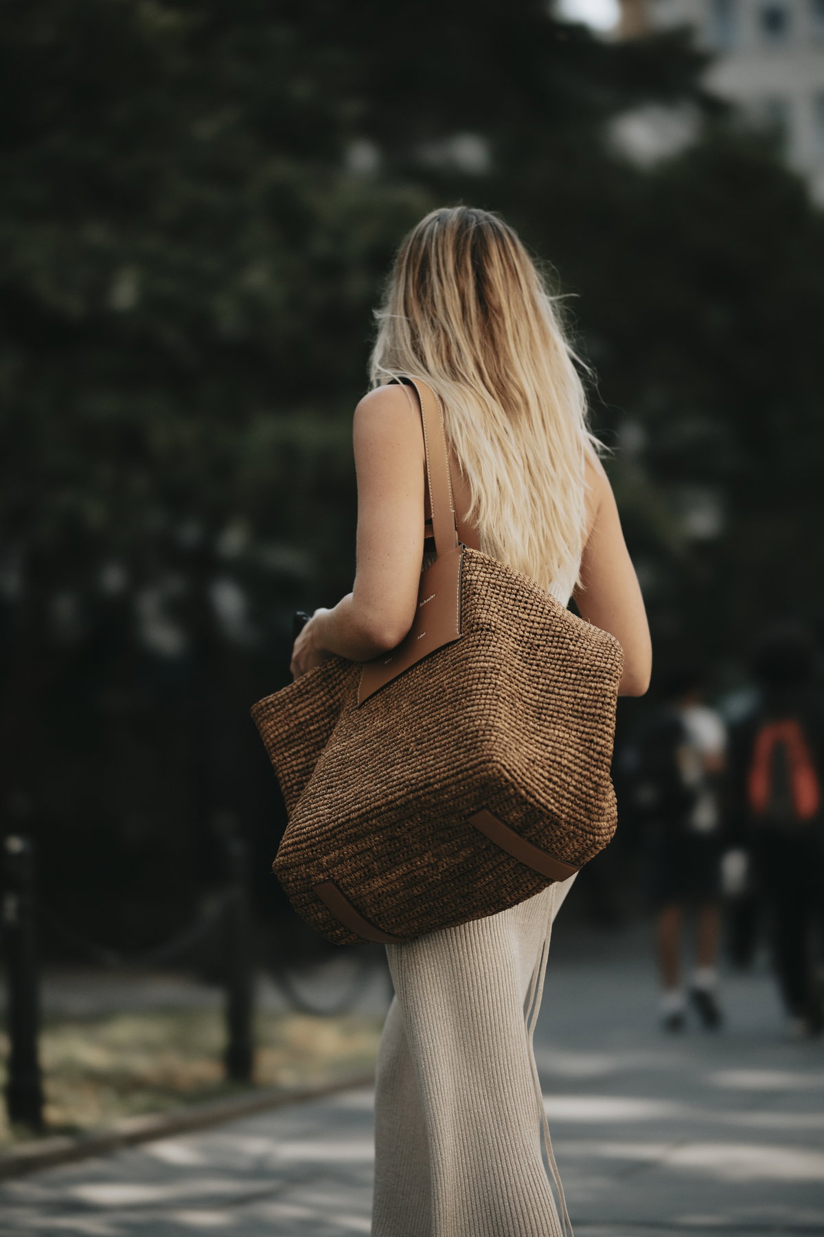 Streetstyle mit Kleid und Korbtasche