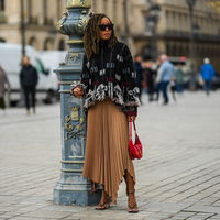Faltenrock kombinieren: Mit diesen Styling-Tipps kannst du ihn das ganze Jahr über tragen