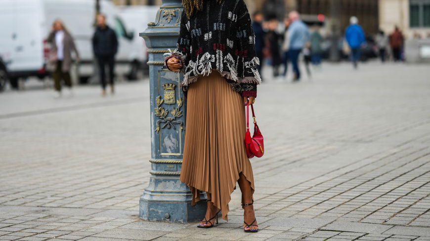 Faltenrock kombinieren: Mit diesen Styling-Tipps kannst du ihn das ganze Jahr über tragen