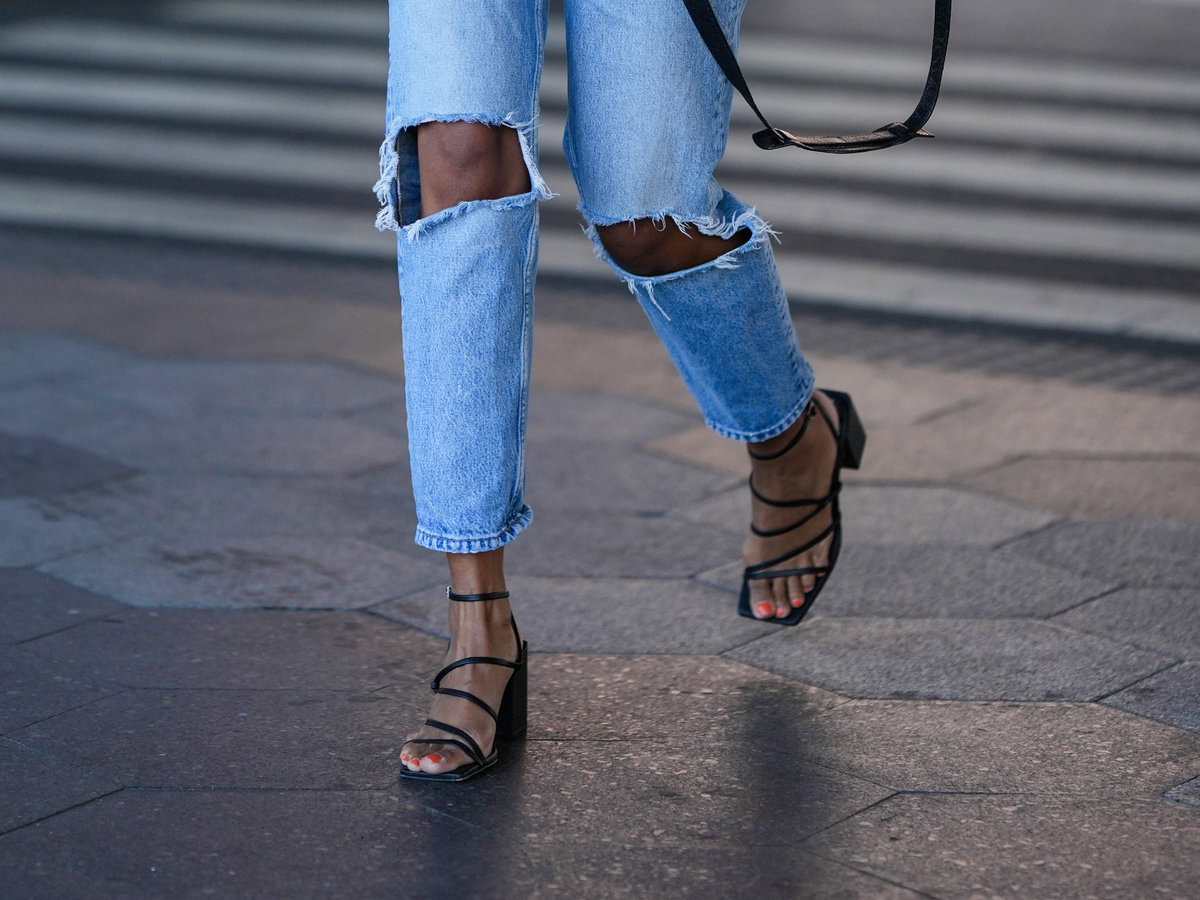 Frau trägt schwarze Sandalen