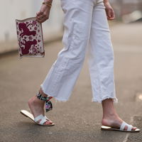 Diese cremefarbenen Trend-Sandalen sind die einzigen, die du im Sommer-Urlaub brauchst