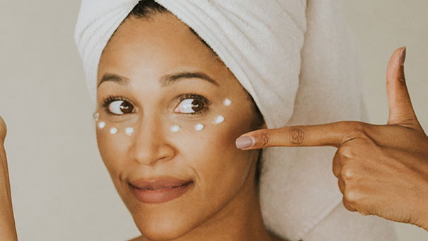 Diese luxuriöse Augencreme sorgt für eine straffe Augenpartie – Tag und Nacht