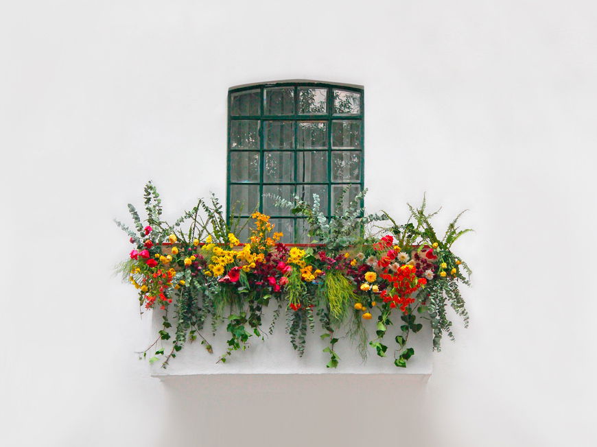 Balkon mit bunten Blumen