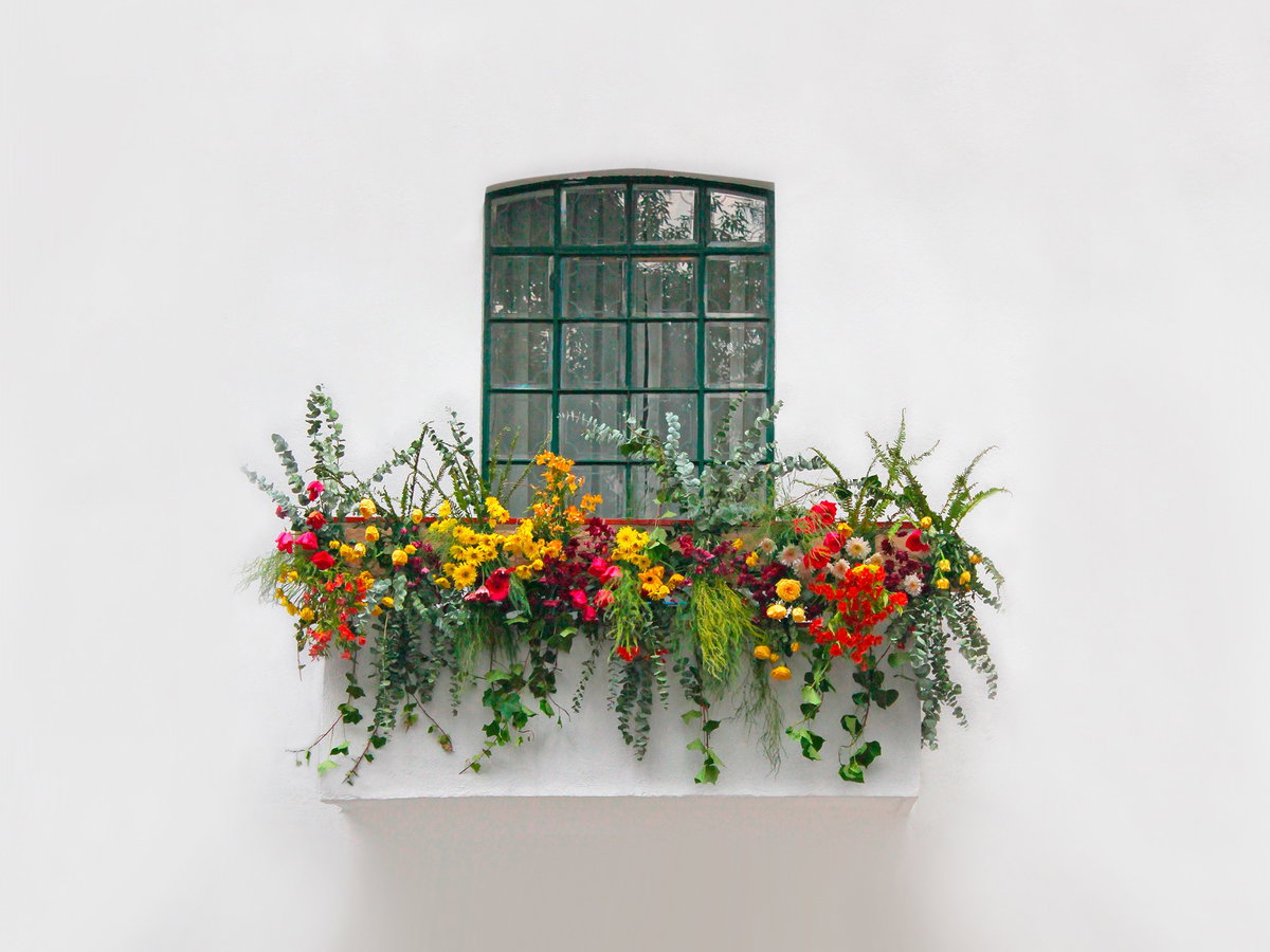 Balkon mit bunten Blumen