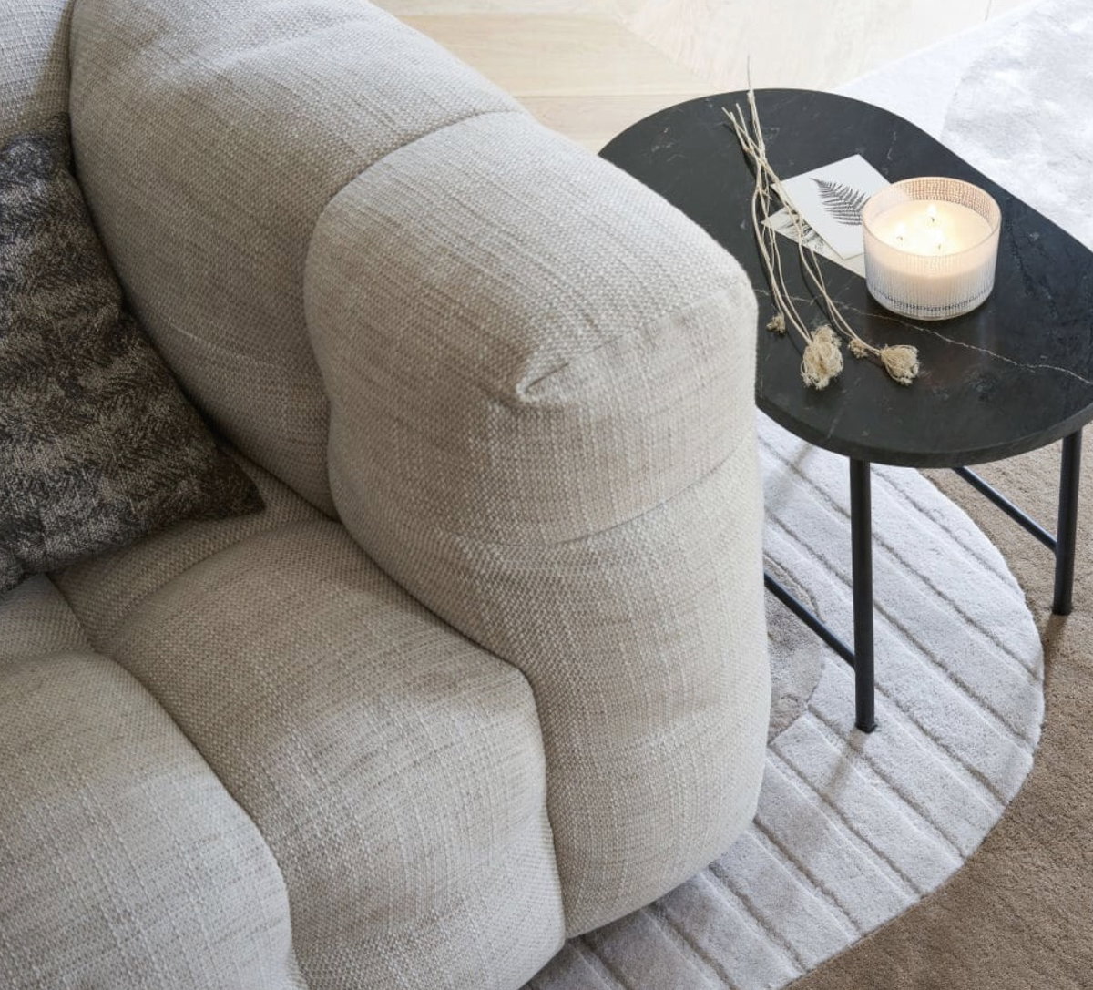 Dieser Beistelltisch von Maisons du Monde aus schwarzem Marmor und Metall eignet sich perfekt für dein Wohn- oder Schlafzimmer und kann für 75 Euro (50 Prozent Rabatt) ergattert werden.