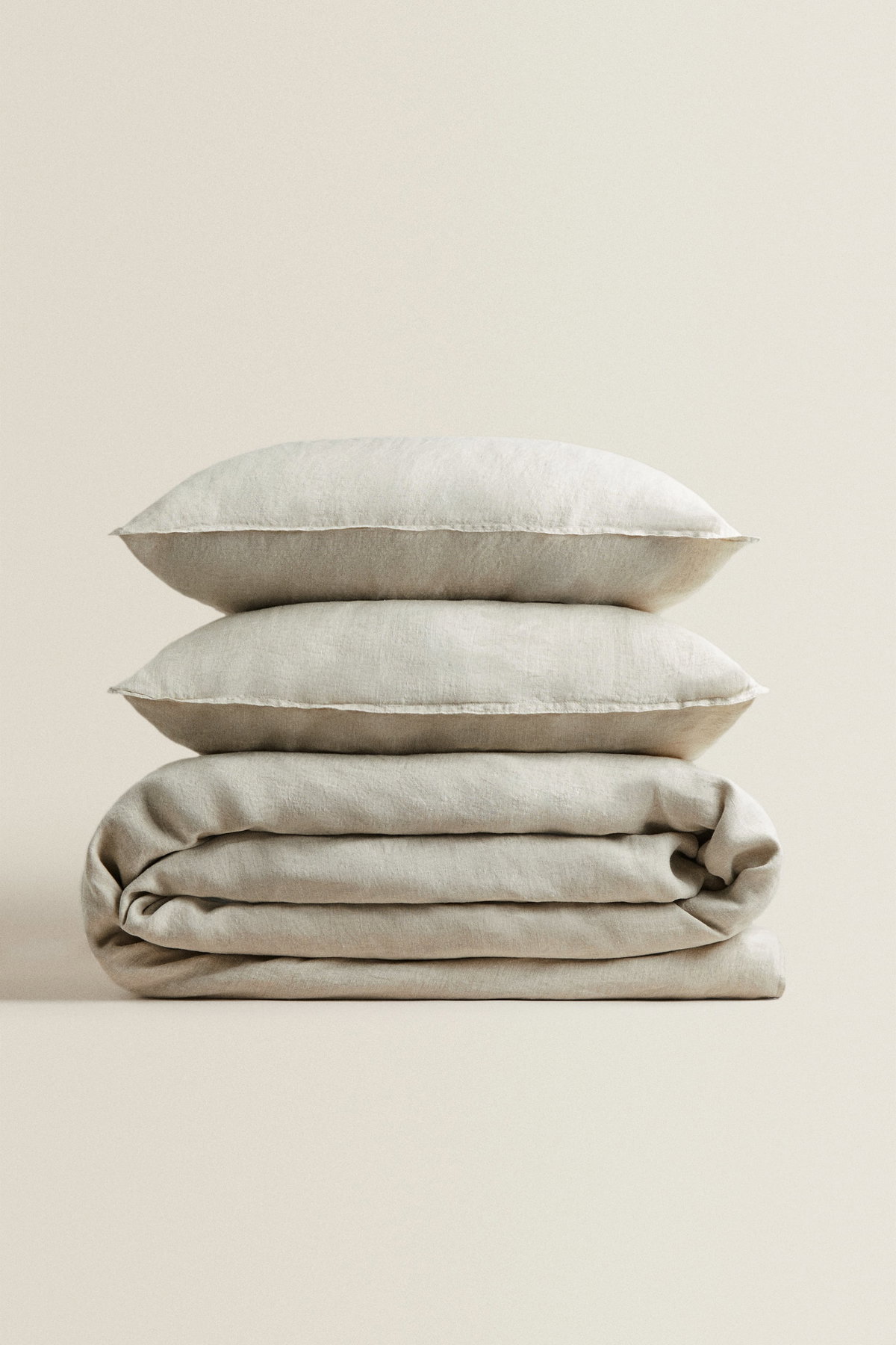 Die leichte Leinen-Bettwäsche in einem Greige-Ton gibt es bei Zara Home ab ca. 70 Euro.