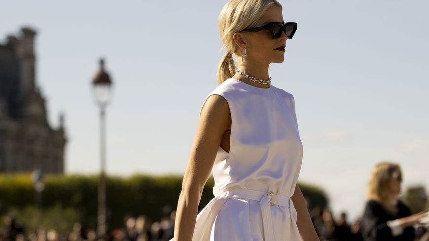 Das weiße Kleid aus Musselin lieben wir an heißen Tagen im Sommer 2023