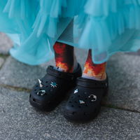 Streetstyle-Profis stylen im Sommer 2023 Crocs zum Maxirock – und werden zum Eyecatcher