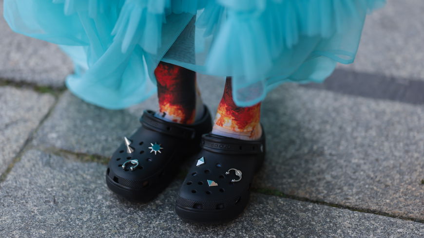 Streetstyle-Profis stylen im Sommer 2023 Crocs zum Maxirock – und werden zum Eyecatcher