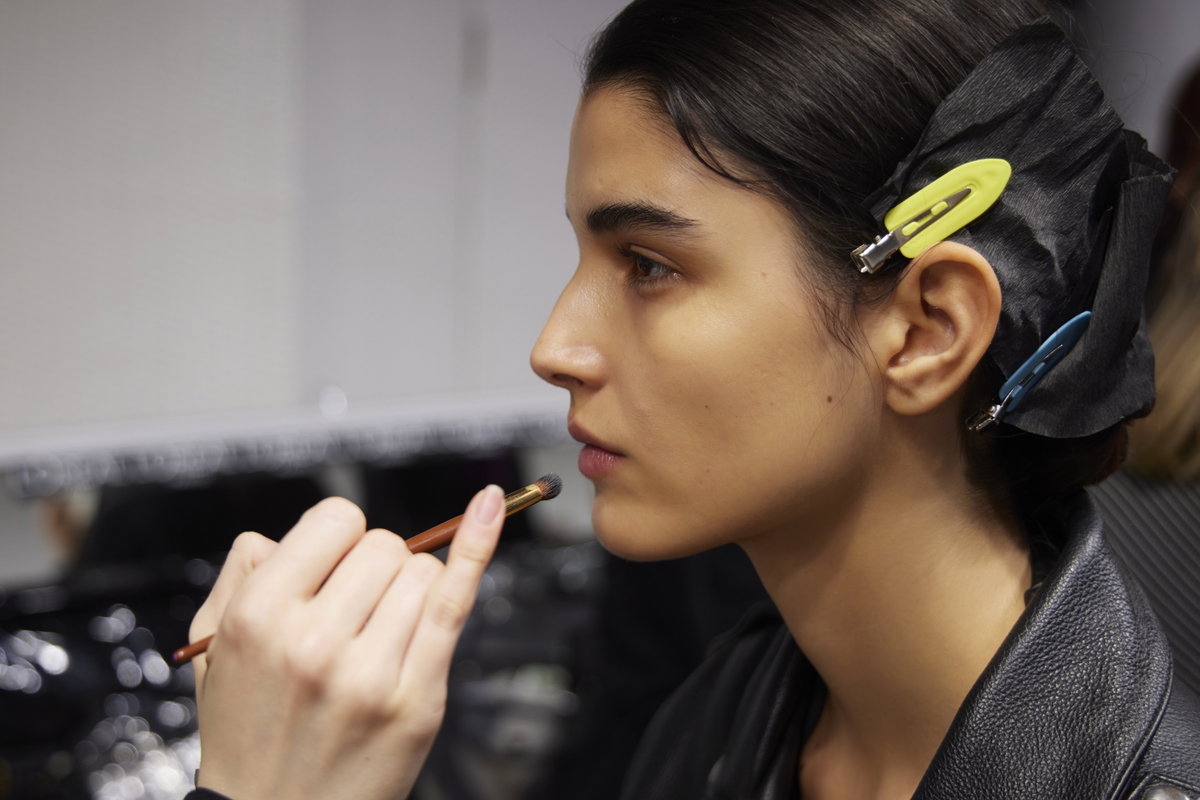 Frau wird geschminkt Elie Saab