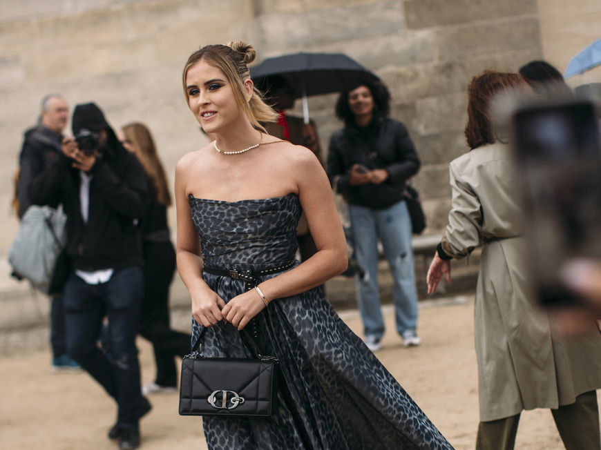 Frau auf der Paris Fashion Week bei Dior