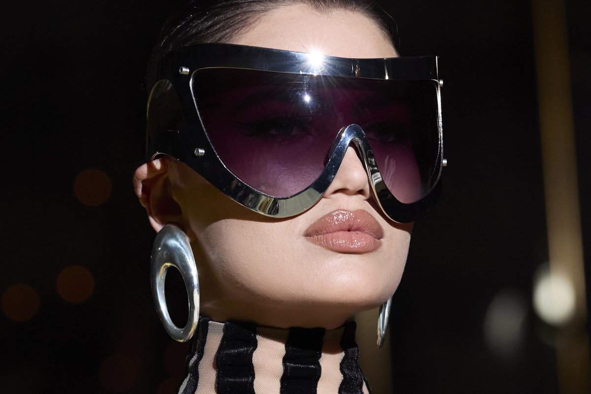 Frau mit Sonnenbrille