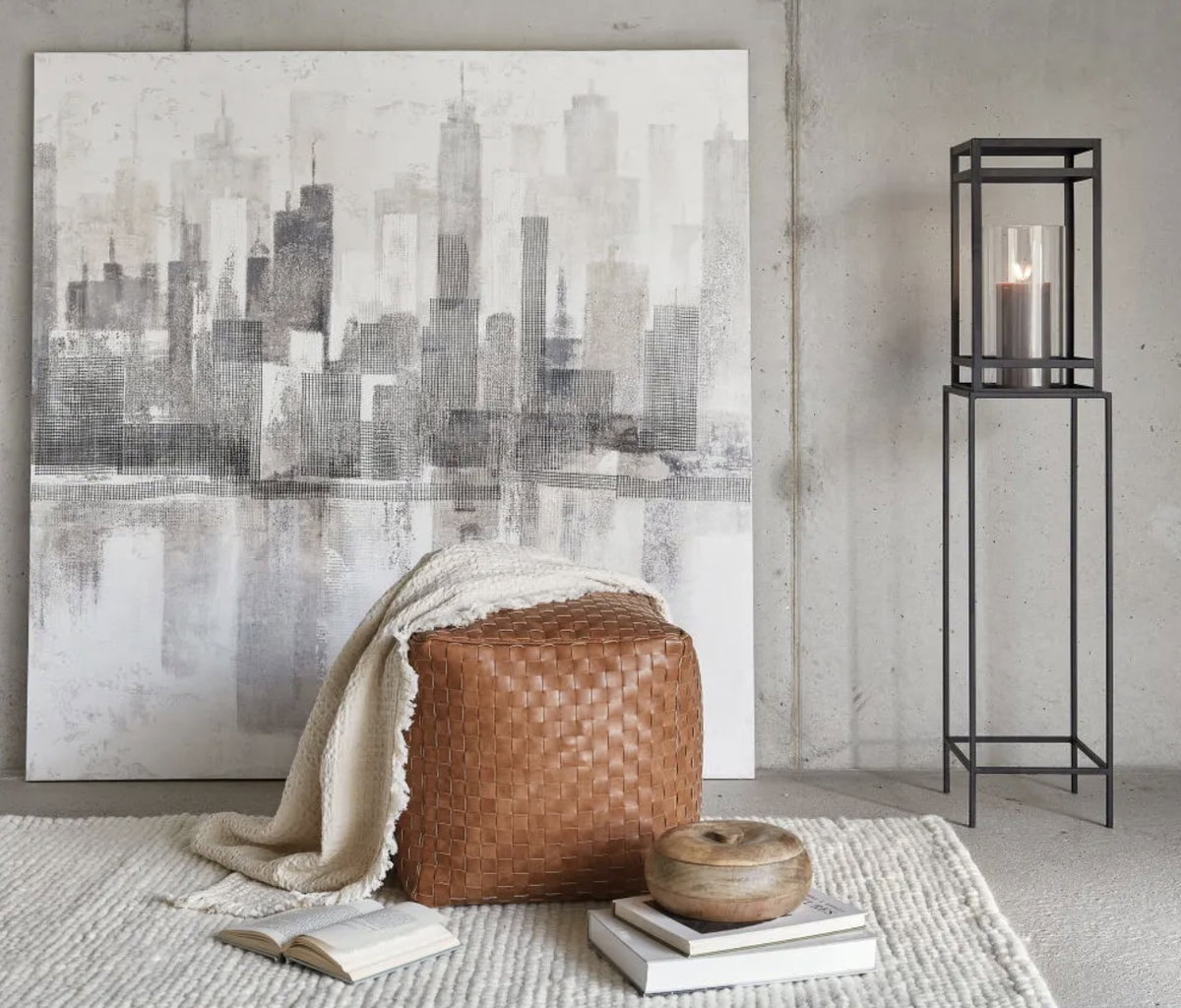 Ein stylisches, gemaltes Leinwandbild in Grau, Weiß und Beige von Maisons du Monde, das momentan um 50 Prozent auf 100 Euro reduziert ist.