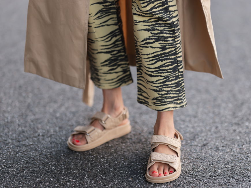Frau trägt Sandalen
