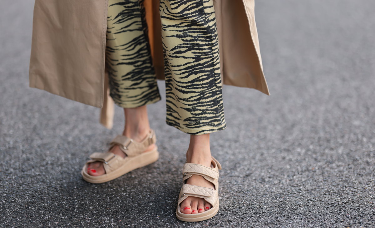 Frau trägt Sandalen