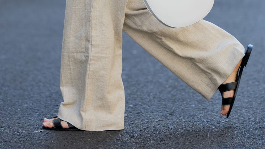 Statt Sneaker: Diese schwarzen Sandalen sind unsere stylischen Allrounder
