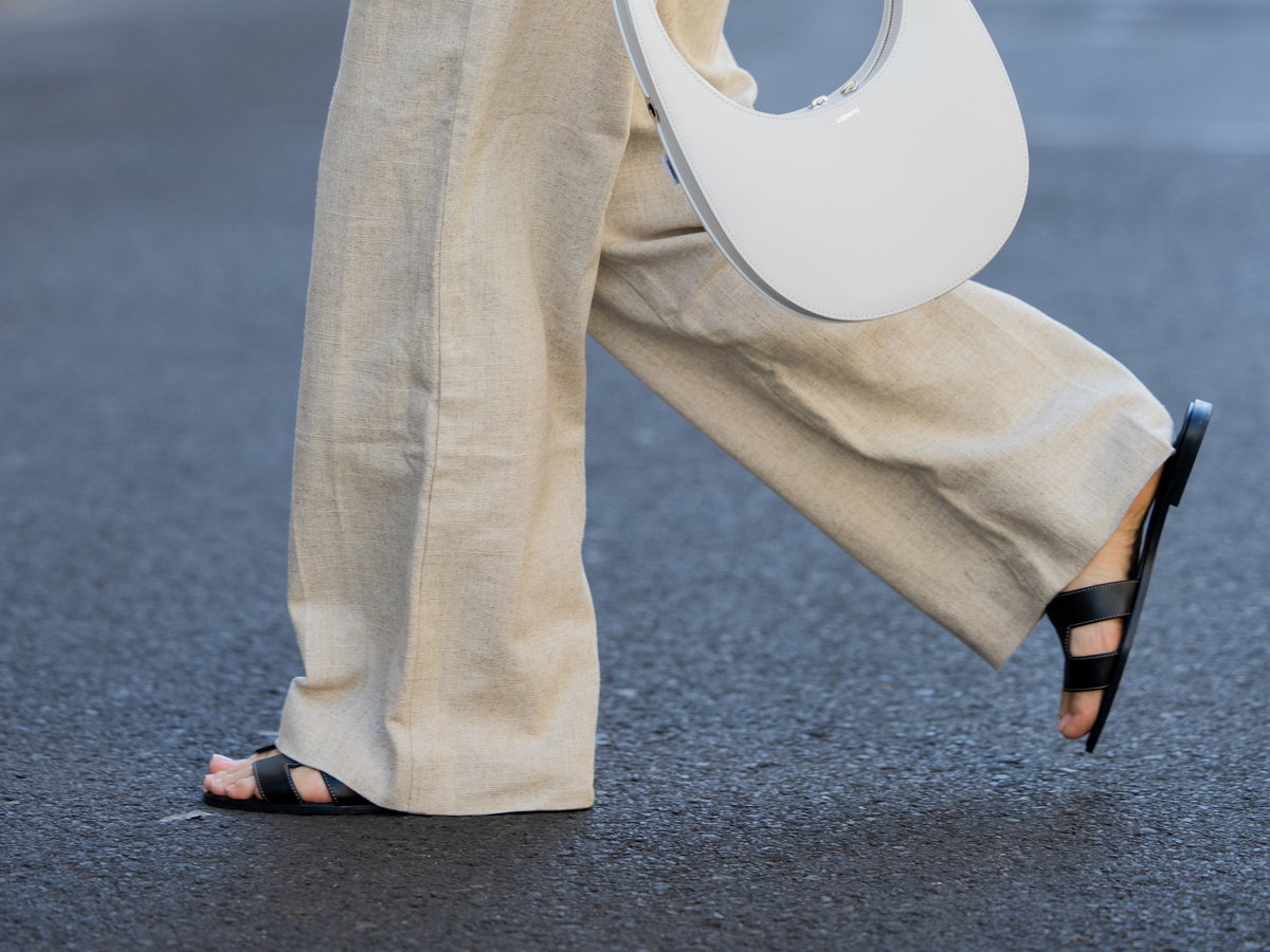 Frau trägt schwarze Sandalen
