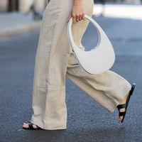 Statt Sneaker: Diese schwarzen Sandalen sind unsere stylischen Allrounder