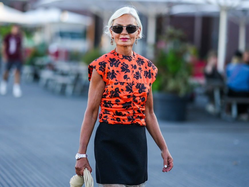 Frau in orangem Top