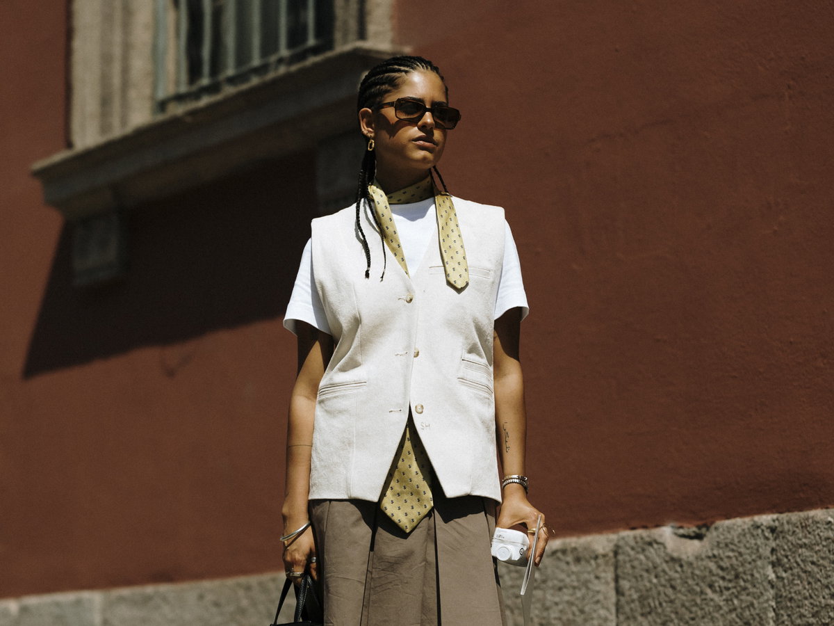 Mailand Fashion Week Streetstyle Frau trägt Rock und Stiefel