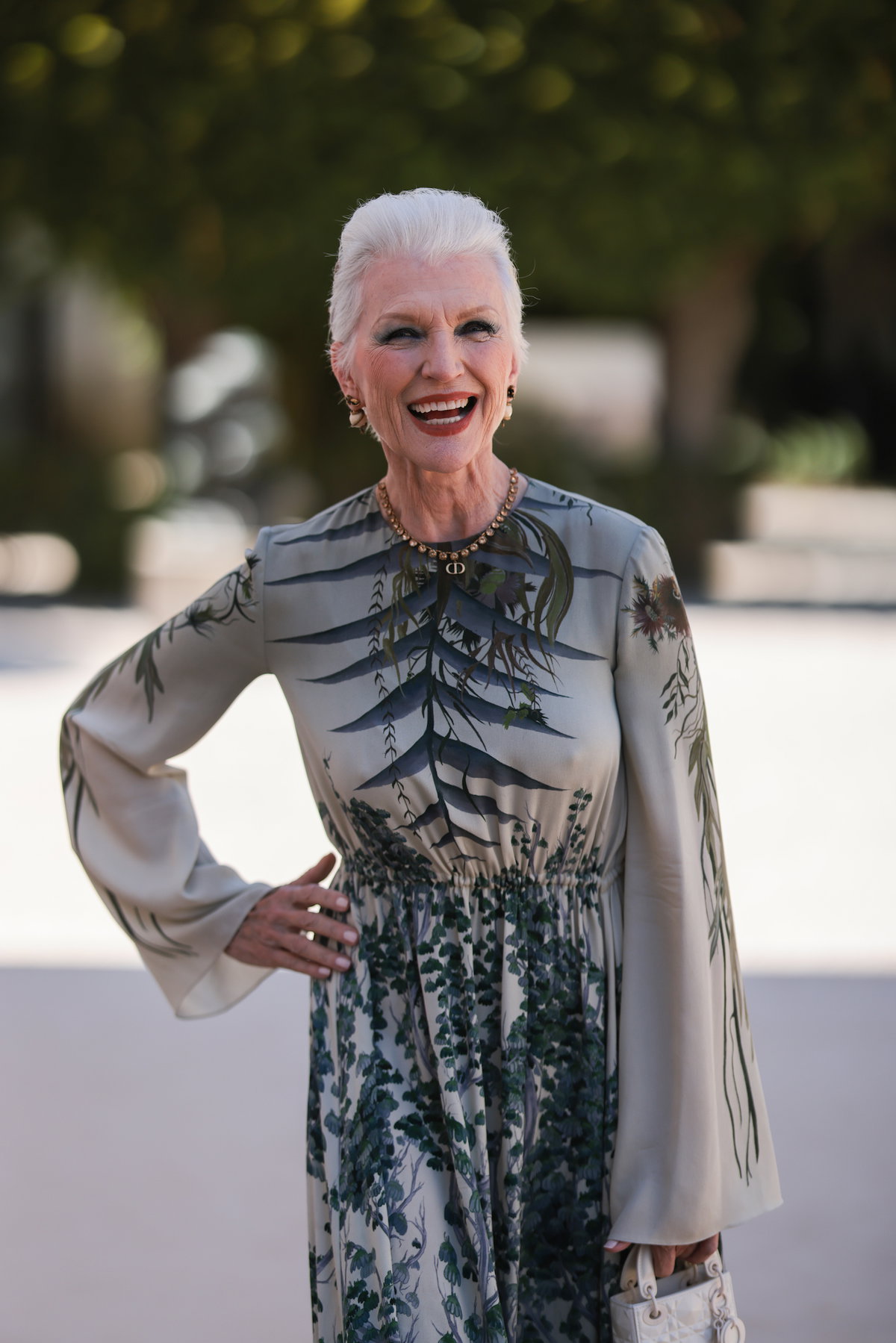 Maye Musk im grauen Kleid