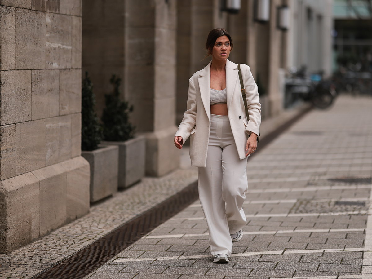 Nadine Klein mit Sneakern von Axel Arigato