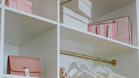 Diese 5 Dinge haben absolut nichts in deinem Kleiderschrank zu suchen