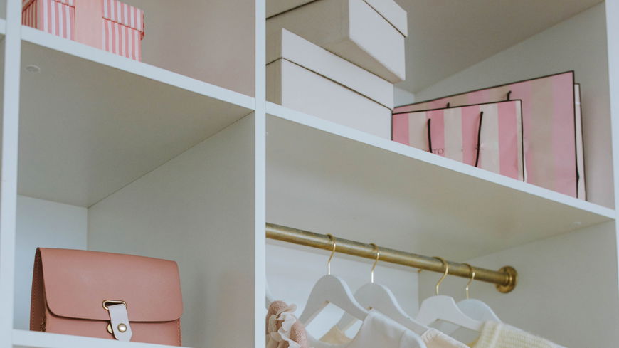 DAS passiert. wenn du ein Glas Reis in deinen Kleiderschrank stellst