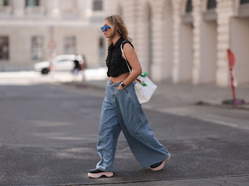 Frau mit Low Waist Jeans