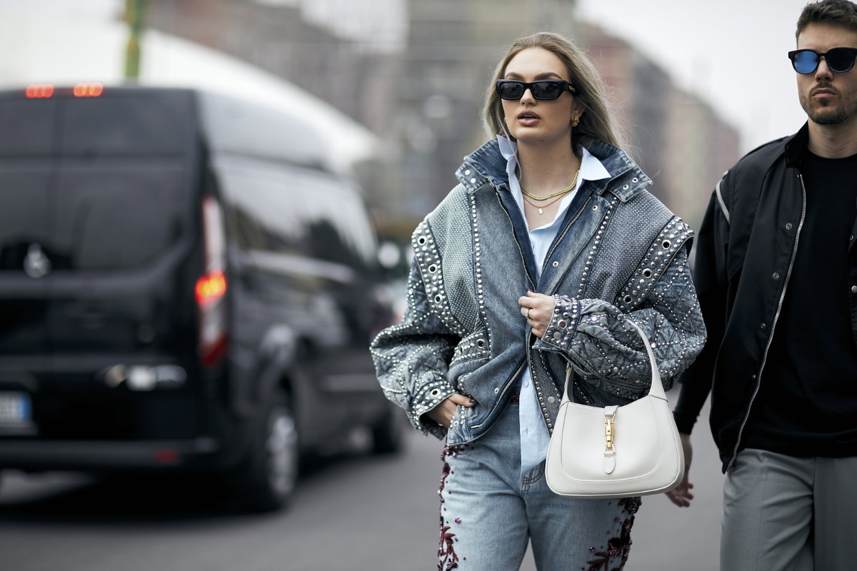 Romee Strijd und Laurens van Leeuwen auf der Mailand Fashion Week Streetstyle Jeans all over Look