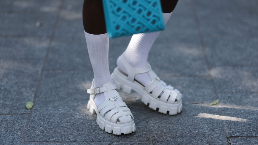Diese weißen Sandalen wirken luxuriös – aber kosten nicht viel