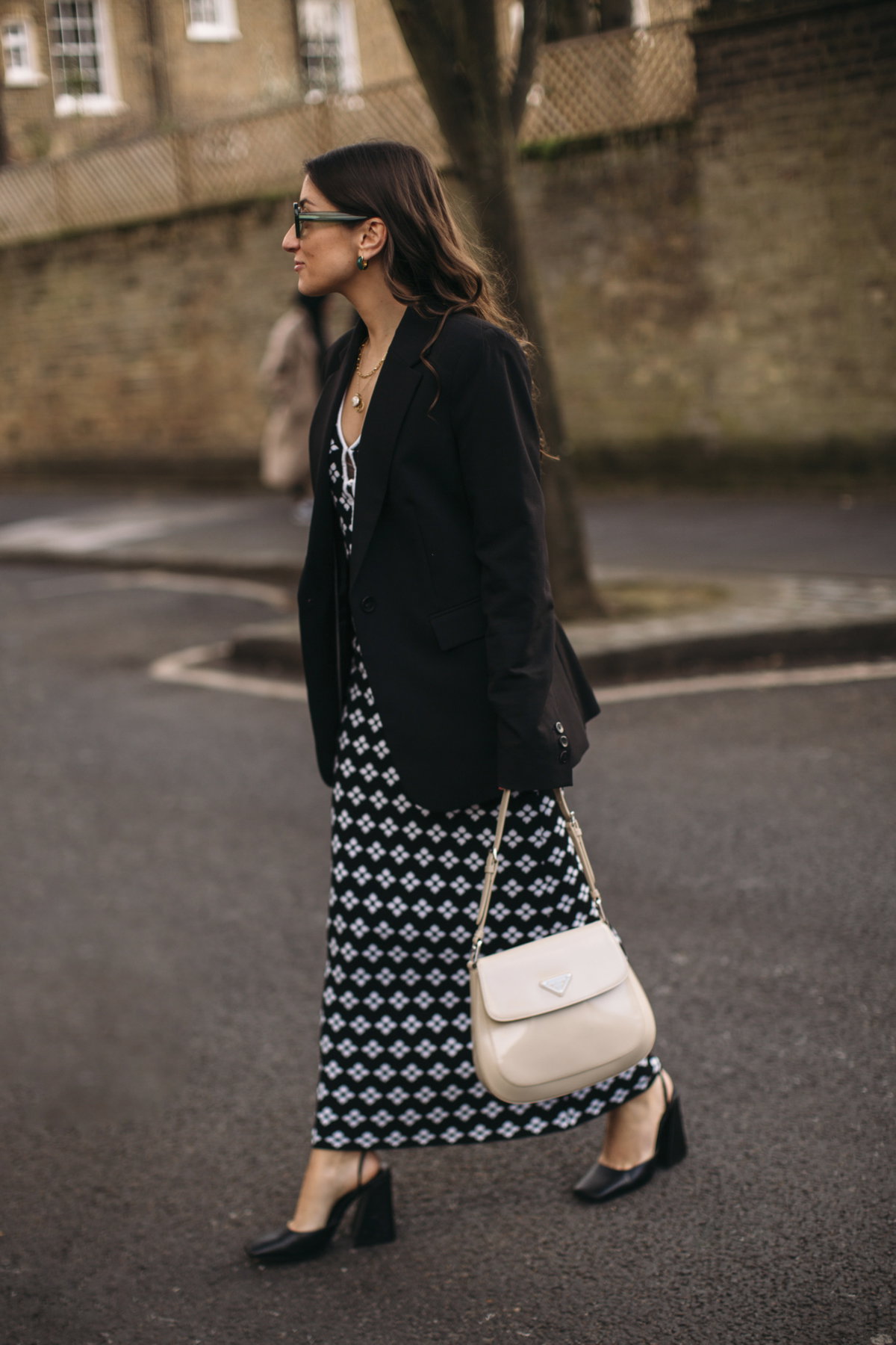 Eine Frau trägt ein langes Kleid und einen Blazer