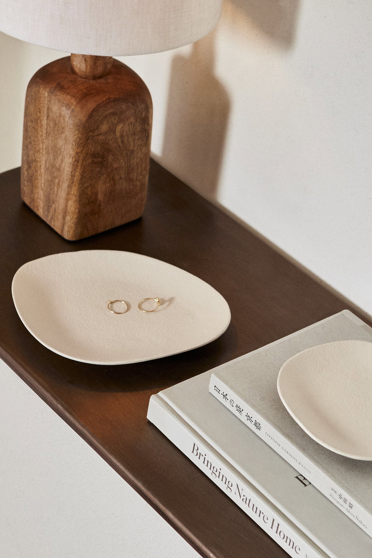Wunderschönes, kleines Tablett zum Ablegen von Schmuck und anderen Produkten von Zara Home.
