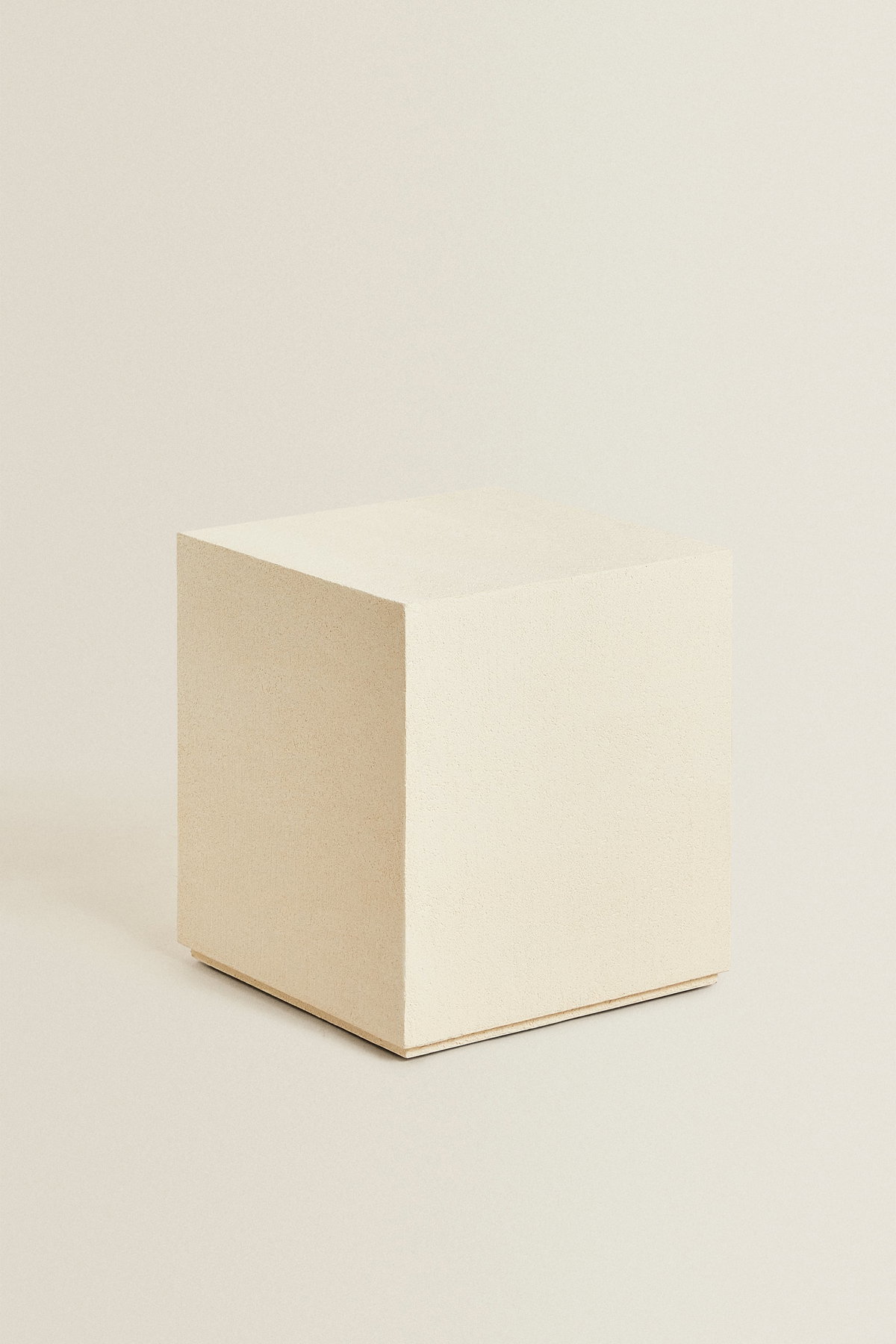 Der perfekte würfelförmige Tisch in Zementausführung in einem Creme-Ton von Zara Home.