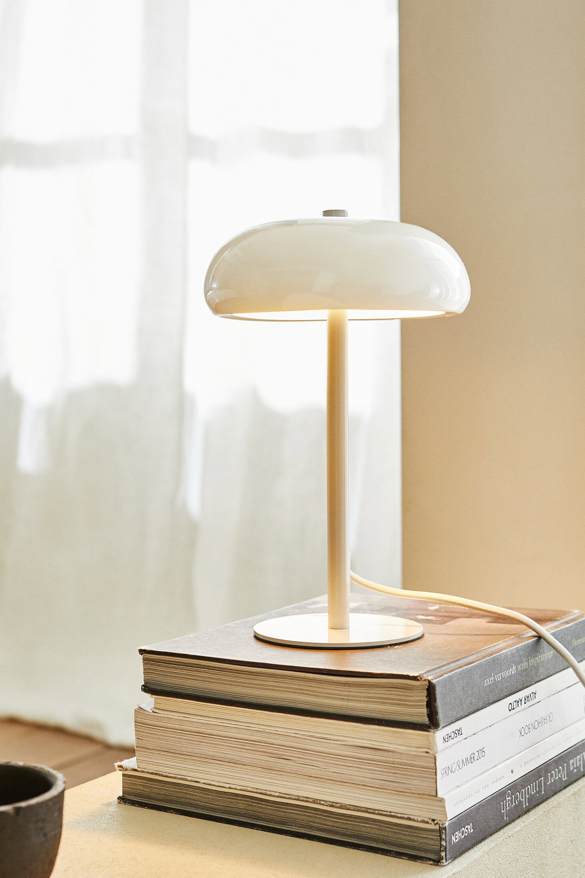 Die Lampe mit rundem Schirm in Weiß ist eines unserer Highlights für den Sommer.
