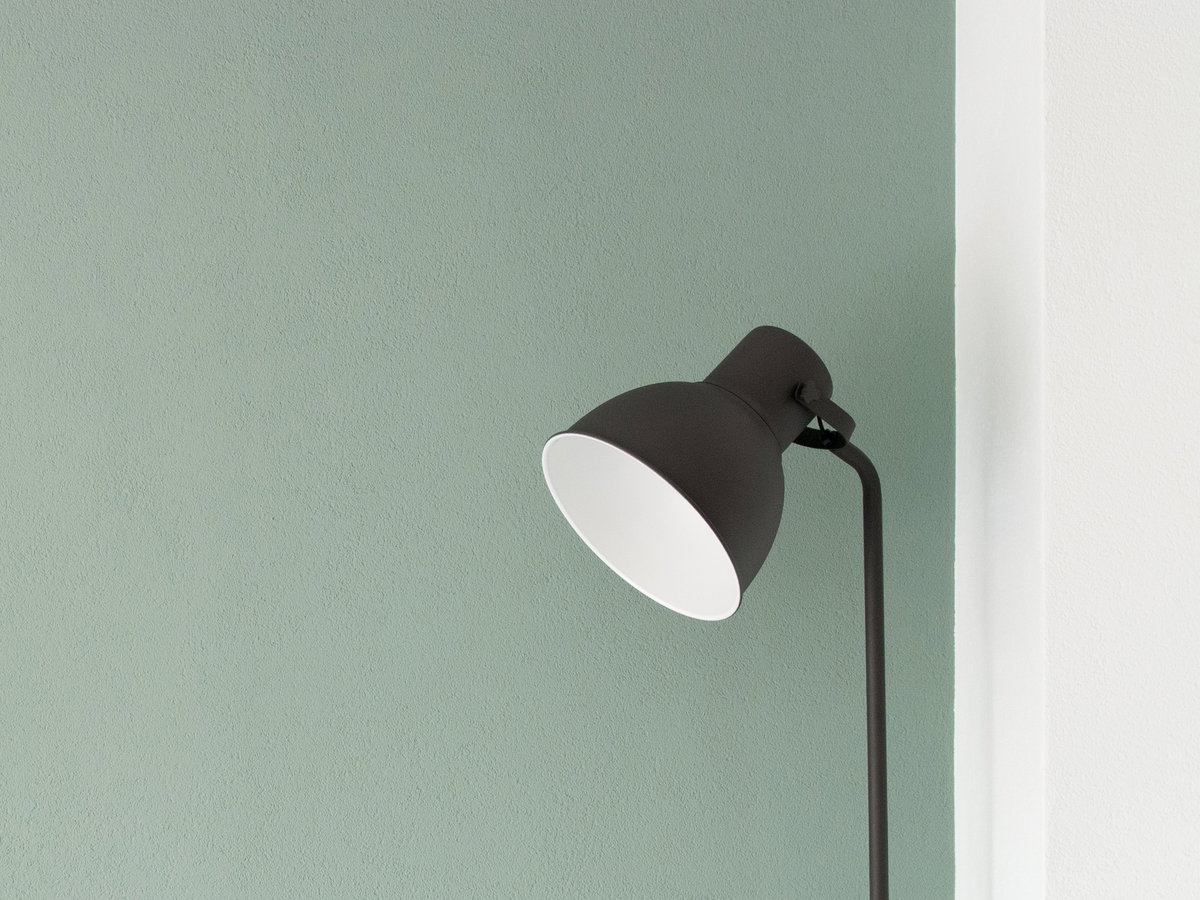 Wandfarbe salbeigrün mit Lampe