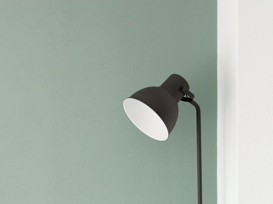 Wandfarbe salbeigrün mit Lampe