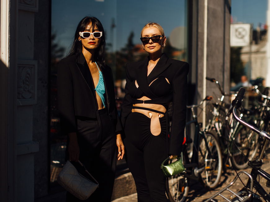 zwei stylische Frauen auf der Copenhagen Fashion Week Streetstyle