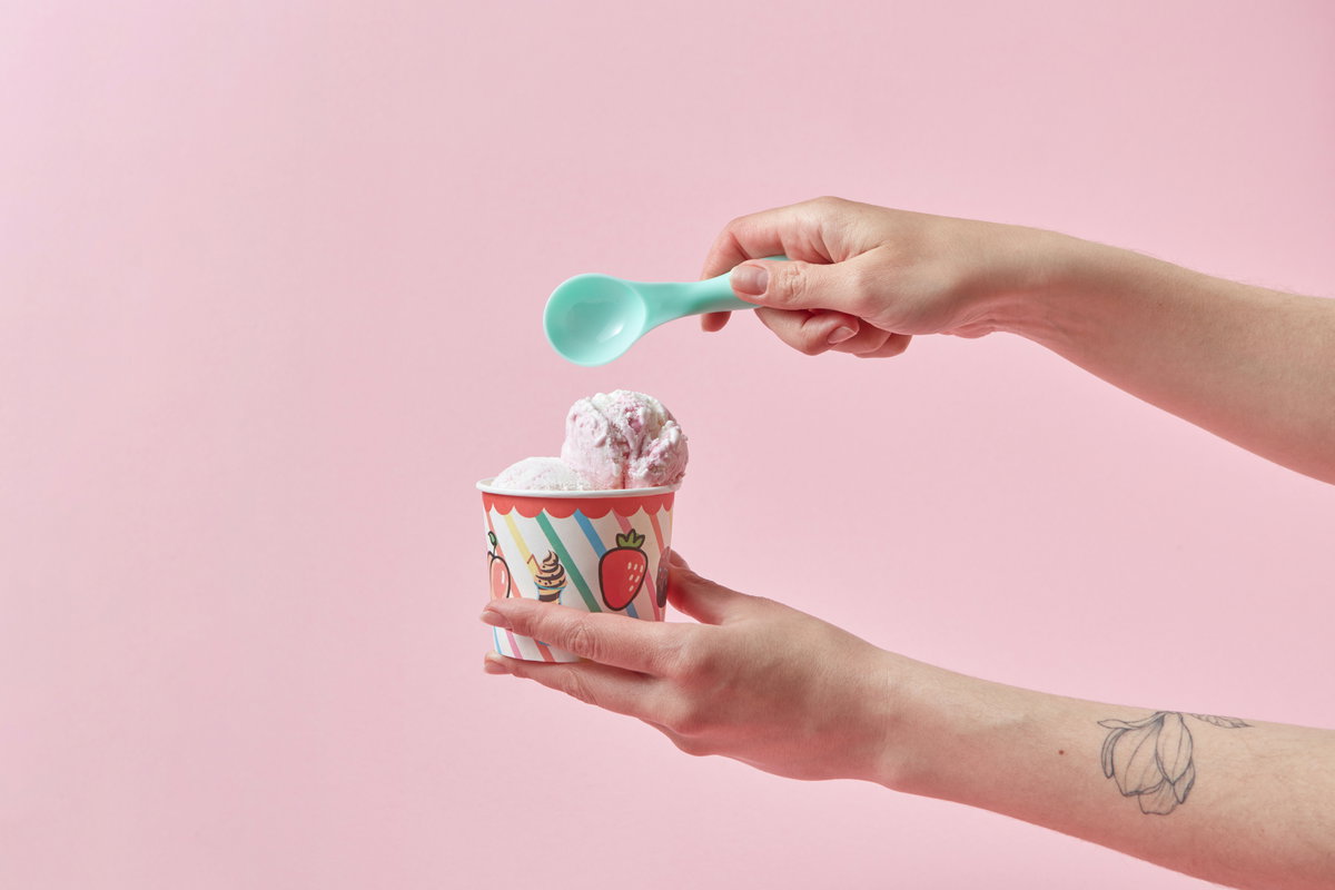 Eisbecher in der Hand