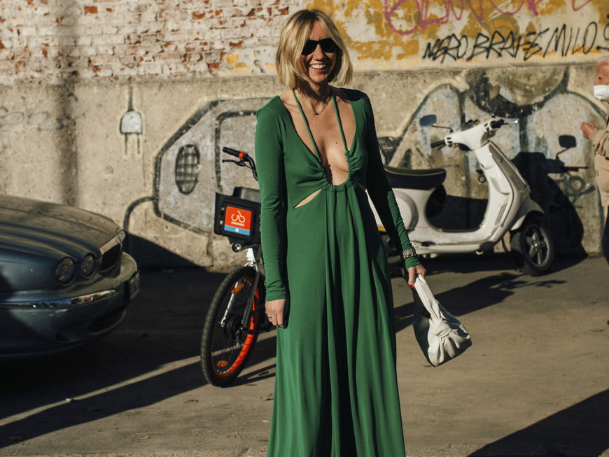 Frau in einem langen Kleid in stylischem Grün