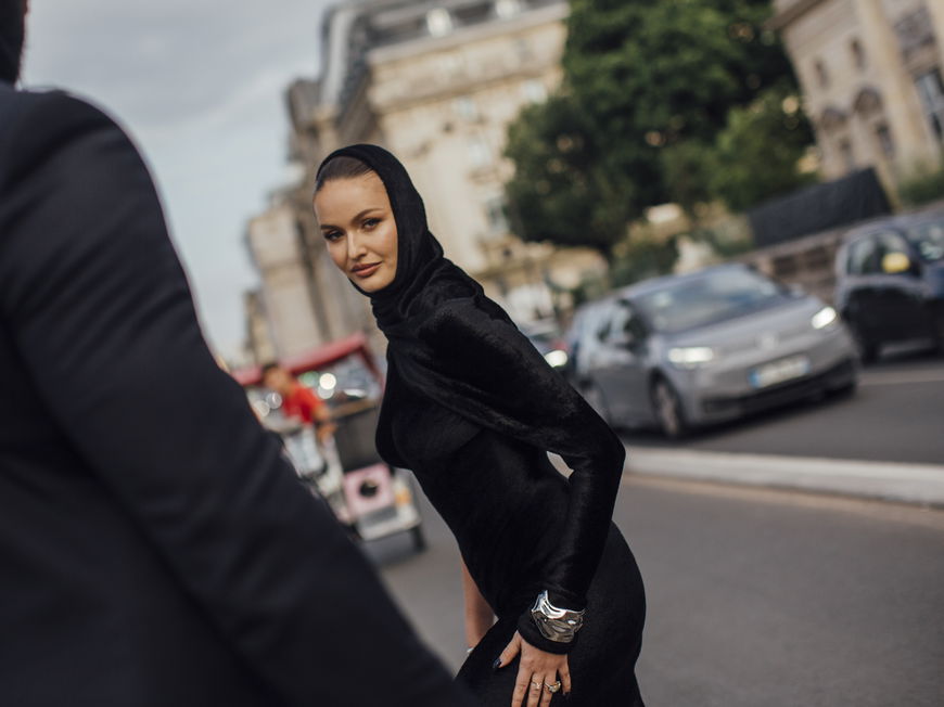 Frau in schwarzem Kleid