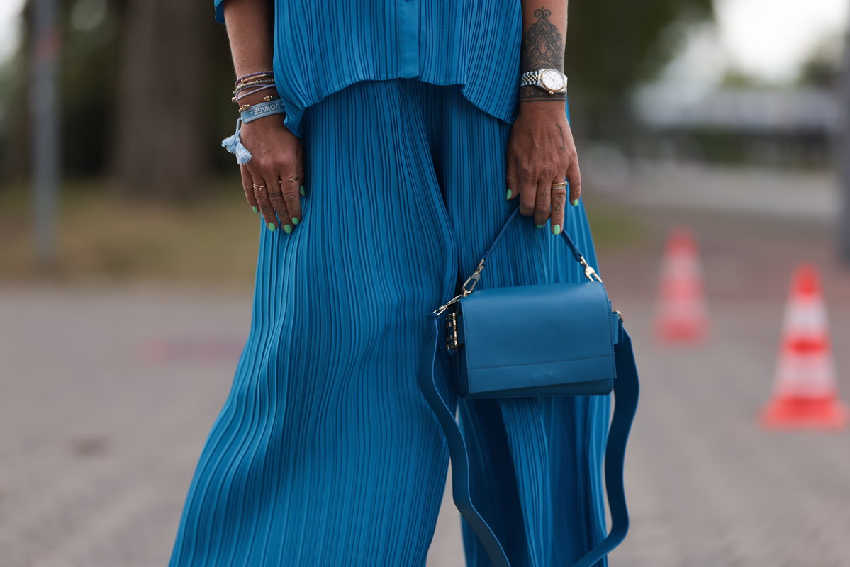 Frau mit blauer Tasche