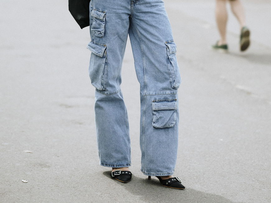 Frau mit einer weiten Jeanshose und spitzen Heels