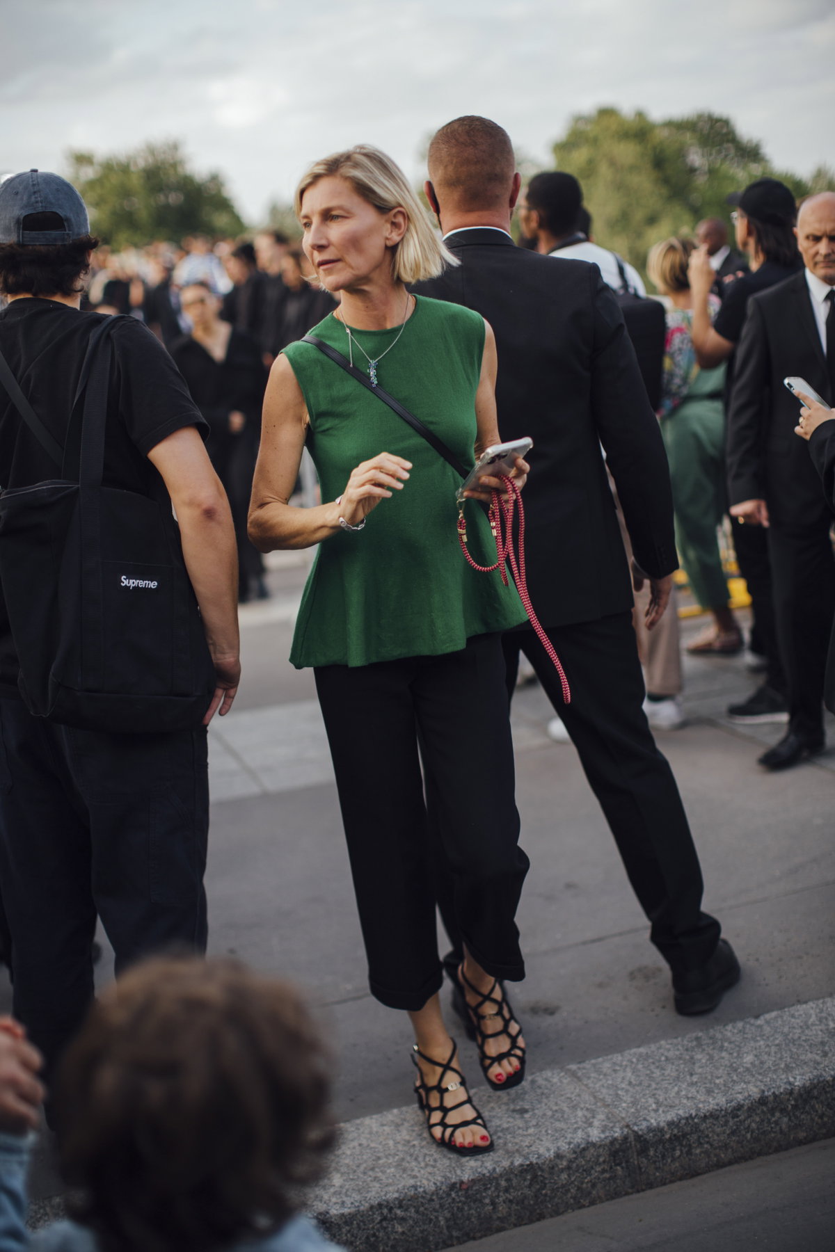 Frau Streetstyle Paris Fashion week grünes Top und schwarze Hose
