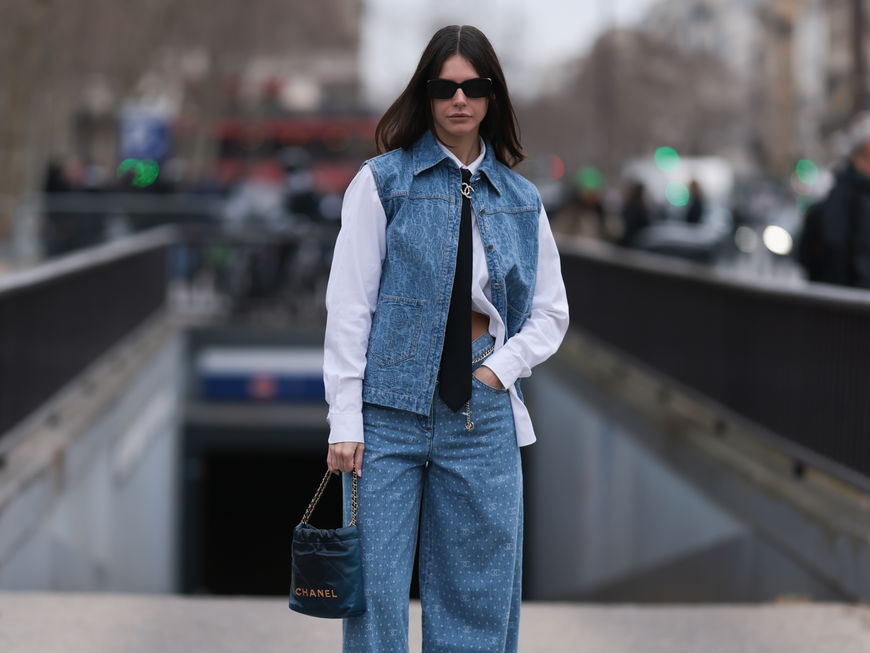 Frau in blauer Jeansweste