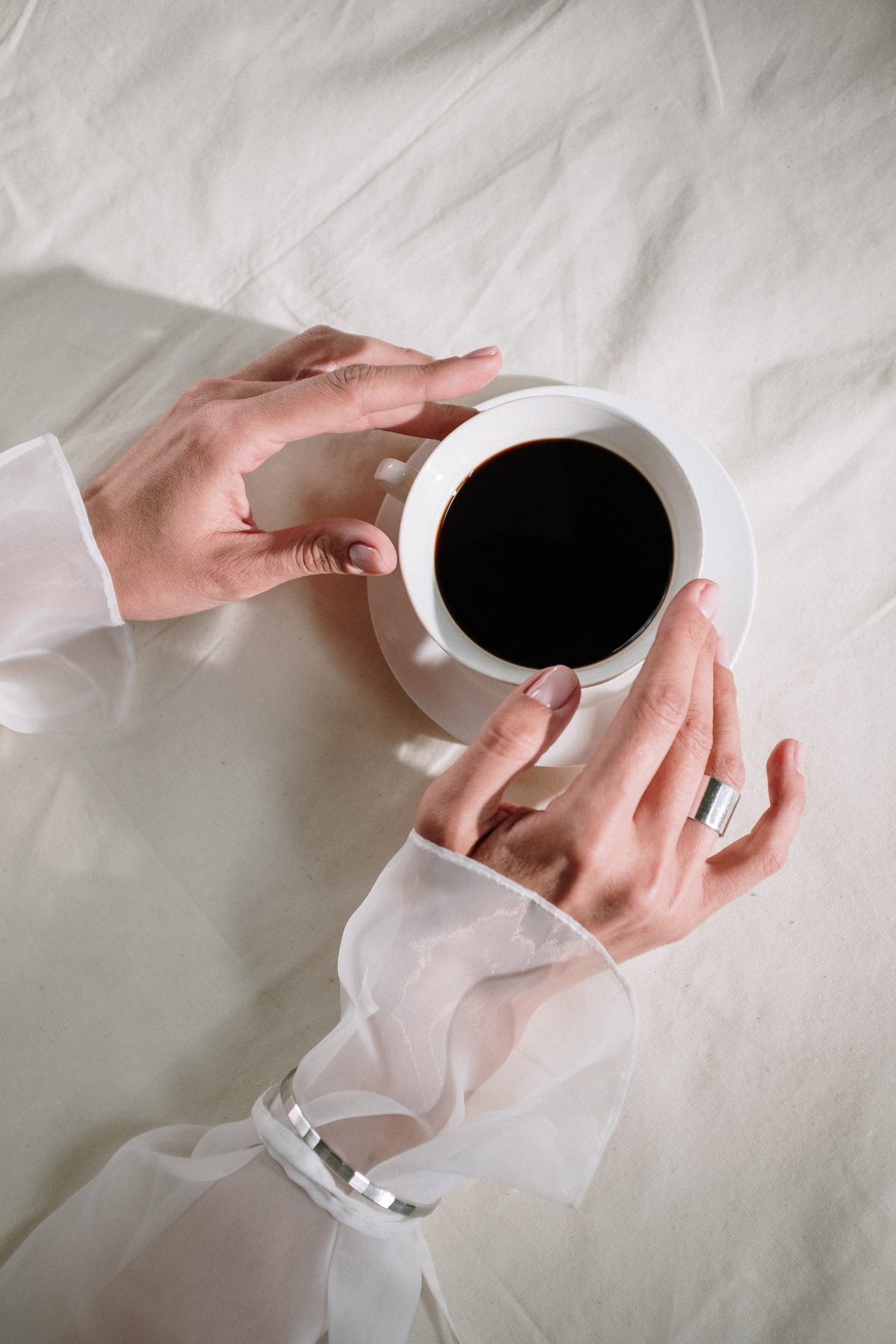 Hände mit Kaffeetasse