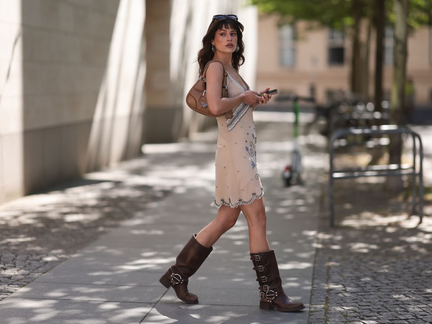 Beigefarbenes Kleid mit Cowboyboots